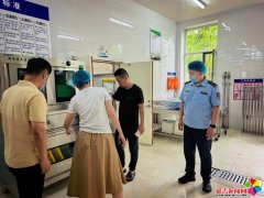 细致查看食材进货检验、索证索票、储存保管以
